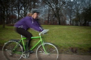 Helle cykler på sin grønne cykel