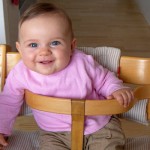 Glad baby smiler til kameraet