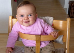 Glad baby smiler til kameraet