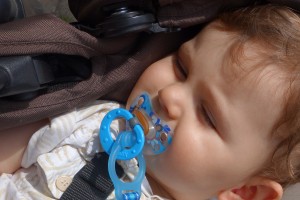 Lidt historie om sutten. Baby med sut i Sofia