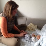 Helle giver Arthur babyzoneterapi
