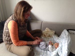 Helle giver Arthur babyzoneterapi