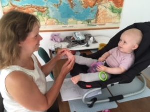 Babyzoneterapi fik sat gang i denne lille piges mave.