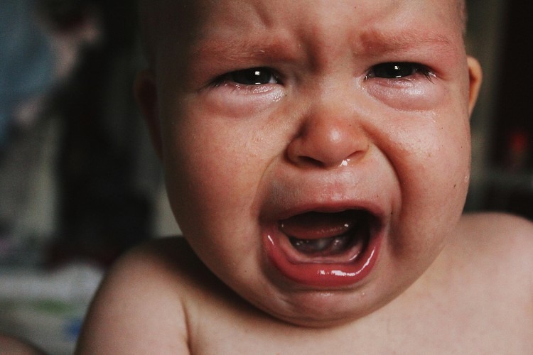 Det er så hjerteskærende at stå i, når din baby er meget ulykkelig og har tynd mave…